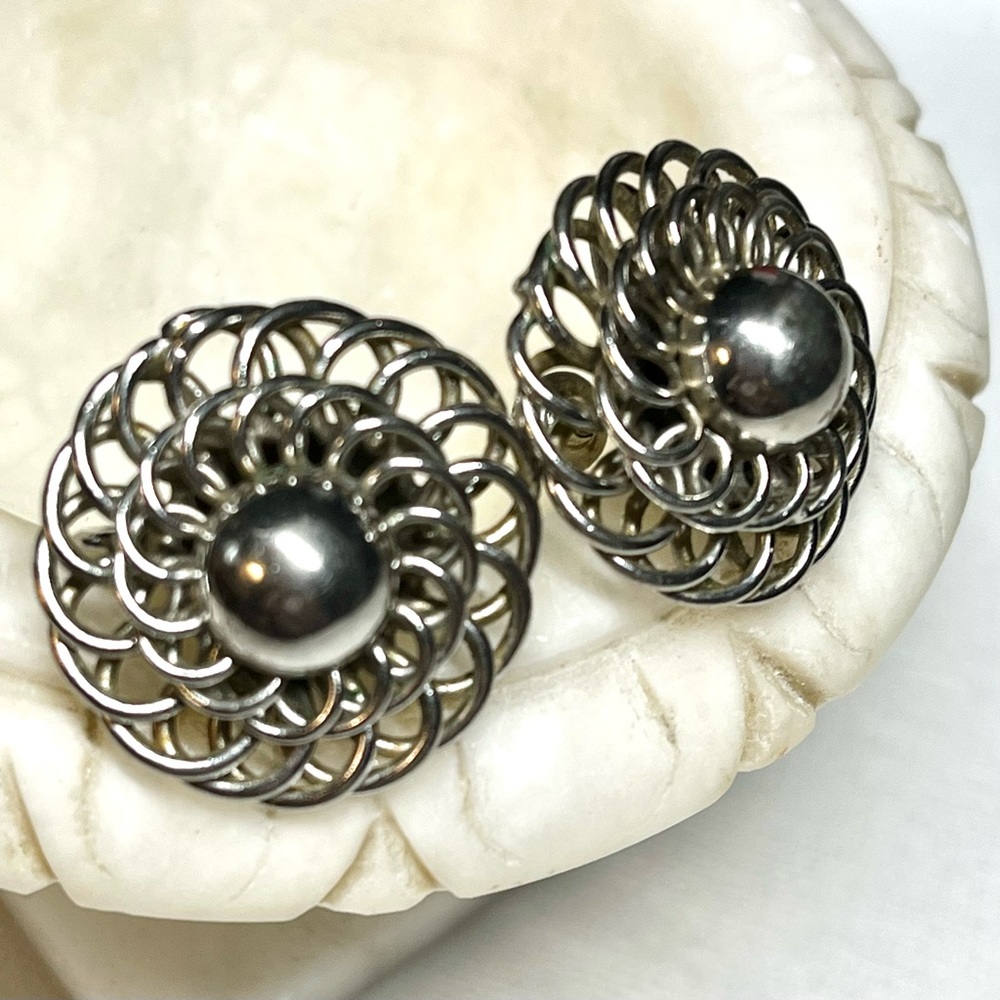 Vintage Screwback Silvertone Earrings Round Spiral Flower Approx 1 In Diameter